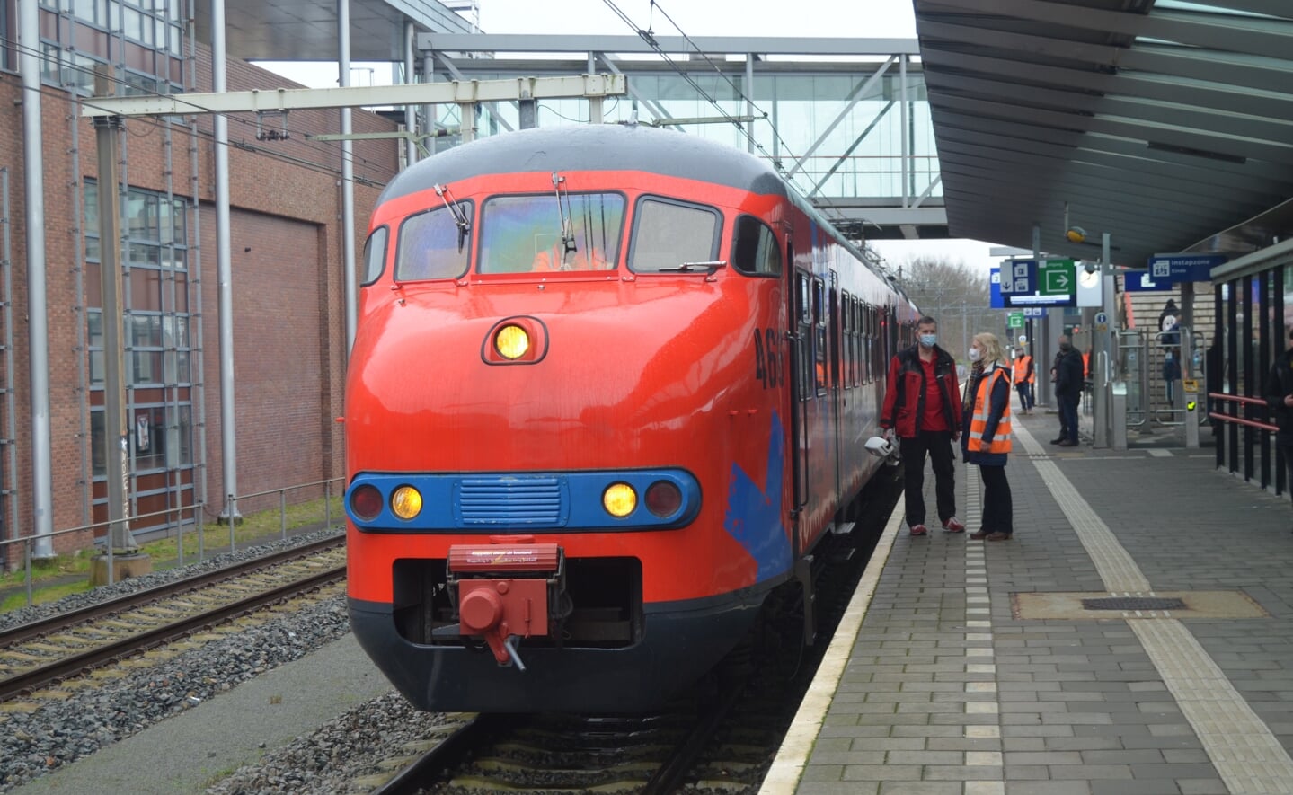 De Karel, een trein die wordt ingezet voor charitatieve activiteiten om geld in te zamelen voor KWF Kankerbestrijding, deed vandaag station Boxtel aan.