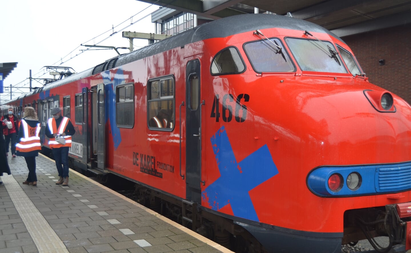 De Karel, een trein die wordt ingezet voor charitatieve activiteiten om geld in te zamelen voor KWF Kankerbestrijding, deed vandaag station Boxtel aan.