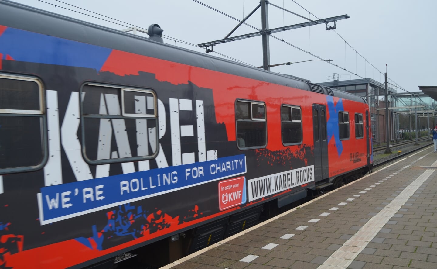 De Karel, een trein die wordt ingezet voor charitatieve activiteiten om geld in te zamelen voor KWF Kankerbestrijding, deed vandaag station Boxtel aan.