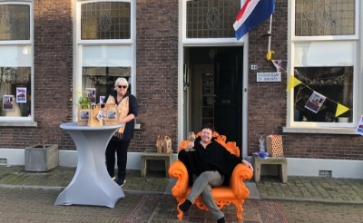 <p>De Boxtelse Danielle Pierot werd vandaag aan de Stationsstraat in de schijnwerpers gezet vanwege haar zeventigste verjaardag. (Foto: eigen collectie).</p>
