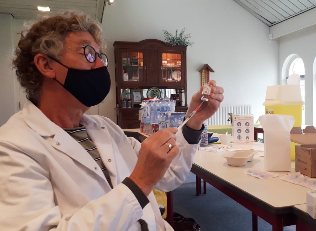 <p>Praktijkondersteuner Paul Handgraaf van gezondheidscentrum De Vier Kwartieren vult injectiespuiten met het AstraZeneca-vaccin tegen Covid-19. In elke ampul zit 5 milliliter waarmee maximaal elf vaccinaties toegediend kunnen worden. (Foto: Marc Cleutjens).</p>