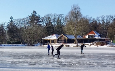 <p>Donderdagmiddag 11 februari: schaatsers wagen zich op het ijs van het Leijsenven in wandelpark Molenwijk. </p>