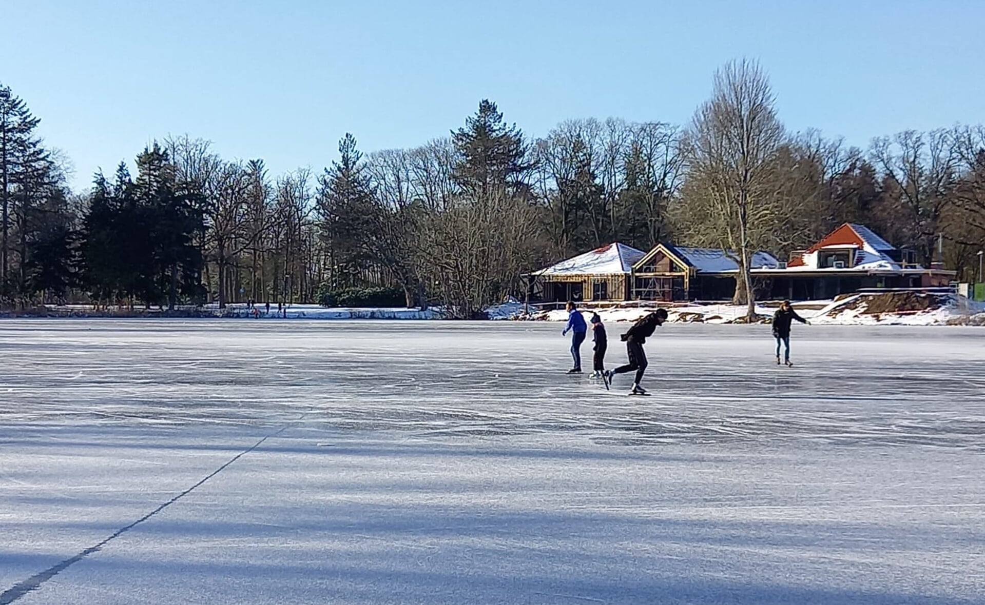 Donderdagmiddag 11 februari: schaatsers wagen zich op het ijs van het Leijsenven in wandelpark Molenwijk. 