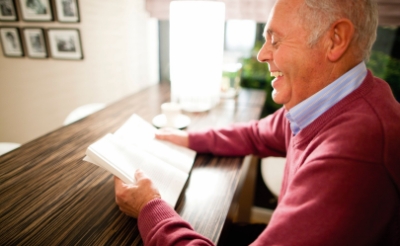 Mensen die niet zo mobiel zijn, kunnen boeken van de bibliotheek thuis laten bezorgen.