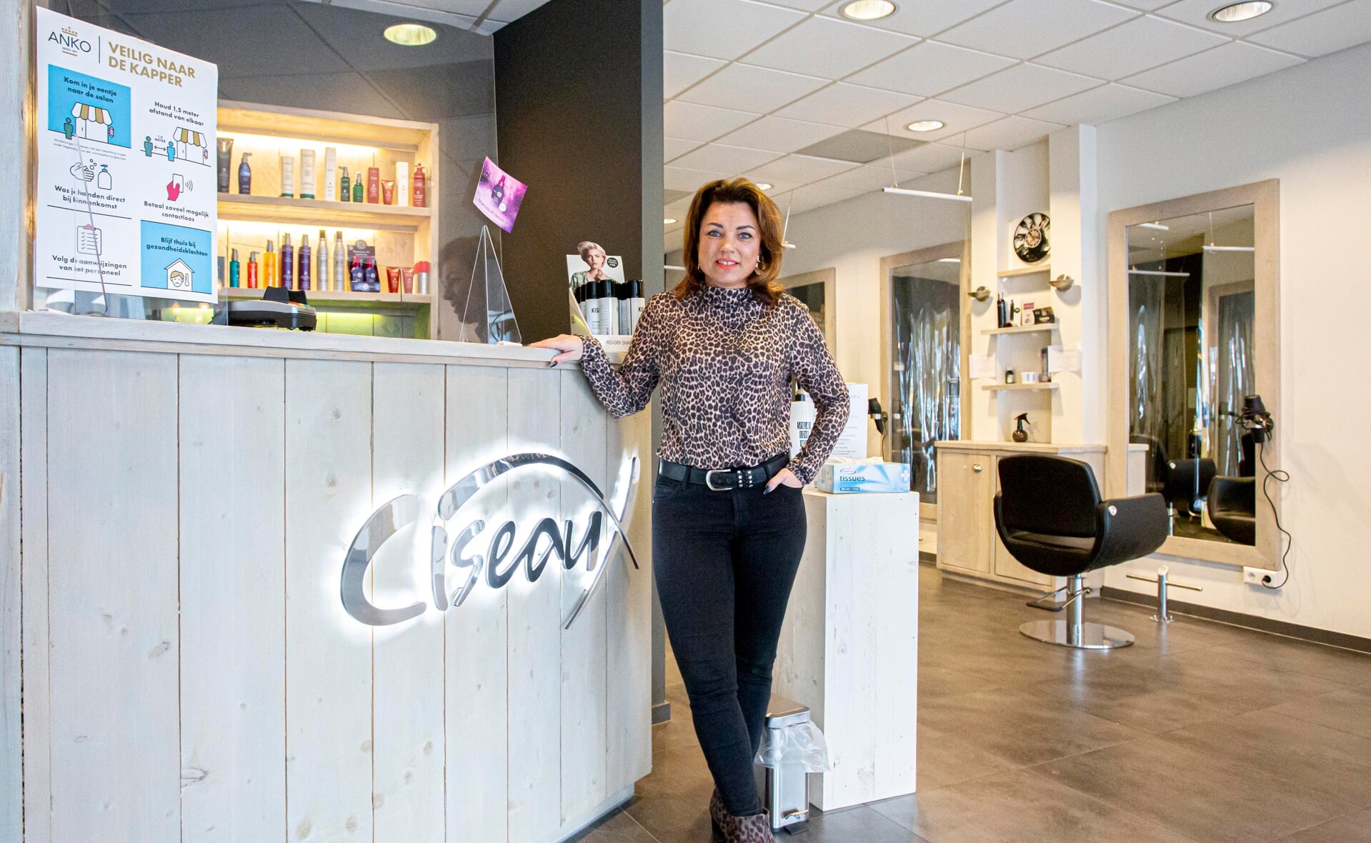 Wendy Schellings van Haarstudio Ciseaux laat vanavond het licht aan in haar zaak om aandacht te vragen voor het voortbestaan van haar bedrijf. (Foto: Bas van den Biggelaar).