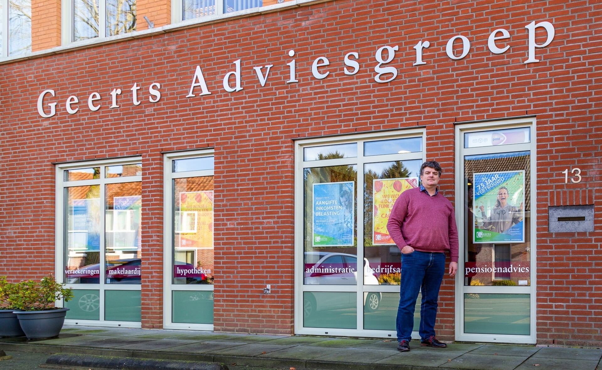 Alwien Geerts voor zijn hoofdkantoor aan de Dorpsstraat in Gemonde. De eigenaar van Geerts Adviesgroep is naast ondernemer een betrokken inwoner, die zich op tal van vlakken inzet voor zijn dorp. (Foto: Hans van Doorn).