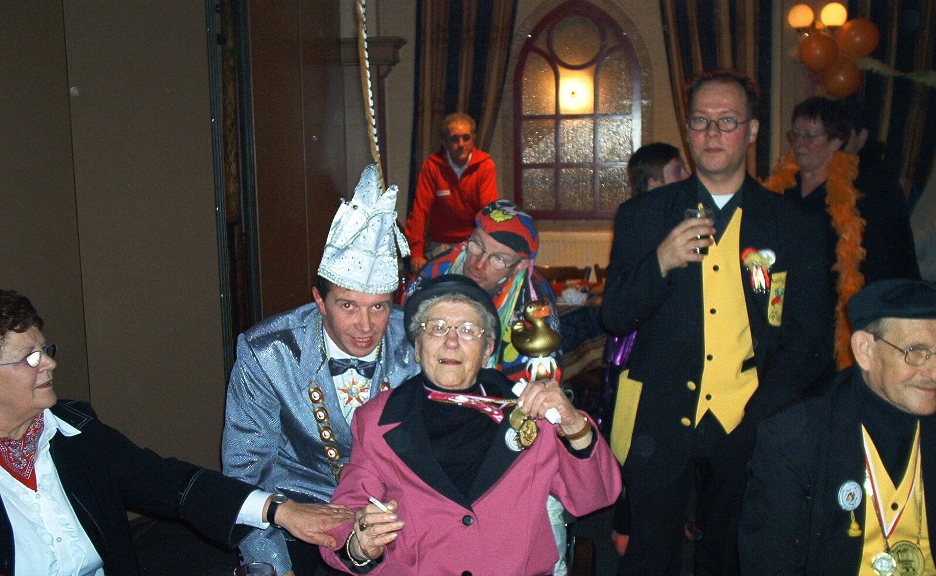 Prins Bart d\n Urste (Berry Dankers) laat zich vereeuwigen met Drieka Habraken, grondlegster van het carnavalsfeest voor waggelaars met een beperking.