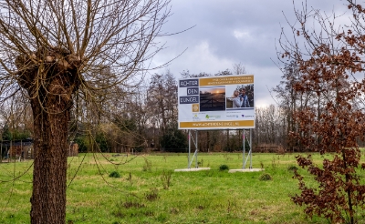 <p>Er staat een bouwbord en de omgevingsvergunning voor Achter den Eijngel is rond, nu moet de Raad van State nog een uitspraak doen. (Foto: Peter de Koning).</p>