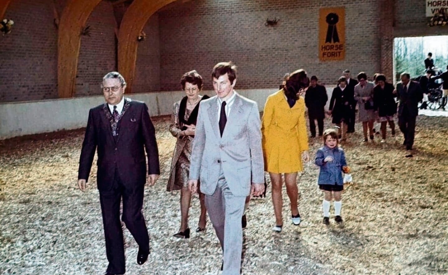 Rien en Ria Schellekens openen samen met burgemeester Smits hun Manege De Rekkendonken op 31 maart 1973.