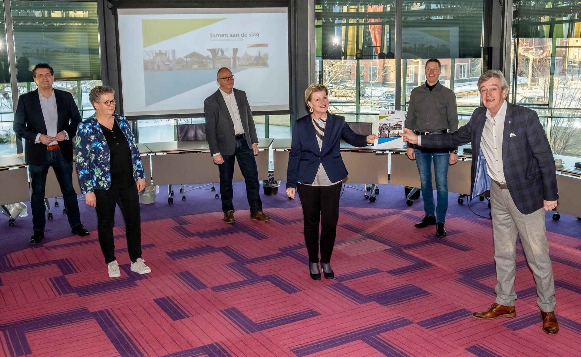 Formateur Fons Naterop (rechts) overhandigde bijna twee weken geleden de definitieve versie van het beleidsakkoord aan Mariëlle van Alphen (Balans). De overige kandidaat-wethouders zijn (vlnr) Hans Heesen en Désiré van Laarhoven (Combinatie95), Fred van Nistelrooij (INbox) en Wim van der Zanden (Balans).