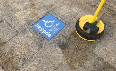 <p>Met blauwe tegels zoals deze is de rolstoelvriendelijke route in Liempde aangegeven. </p>