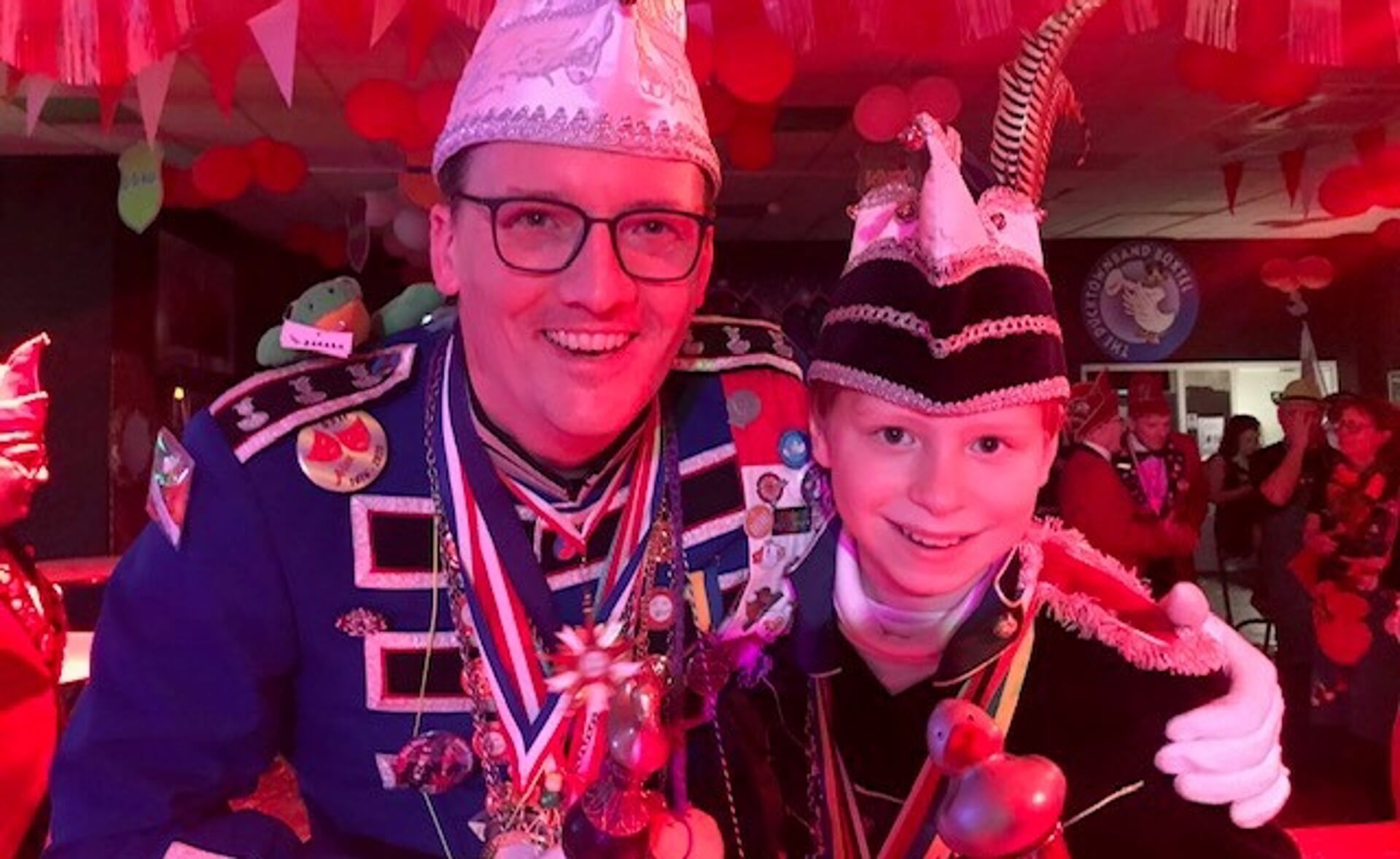 Jeugdprins Thijn Kuijpers, die in 2020 over Eendengat regeeerde met jeugdprinses Karleen Hendriks aan zijn zijde, poseert met prins Donald VI (Vincent Baaijens). 