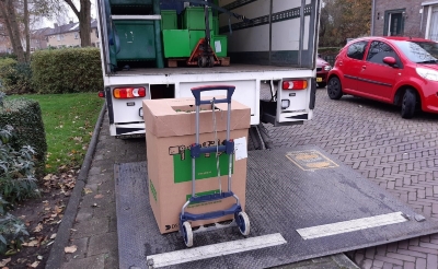 Wecycle zamelt via scholen afgedankte kleine elektrische apparaten in. Dozen zoals die op de foto worden daarvoor gebruikt. (Foto: Wecycle).