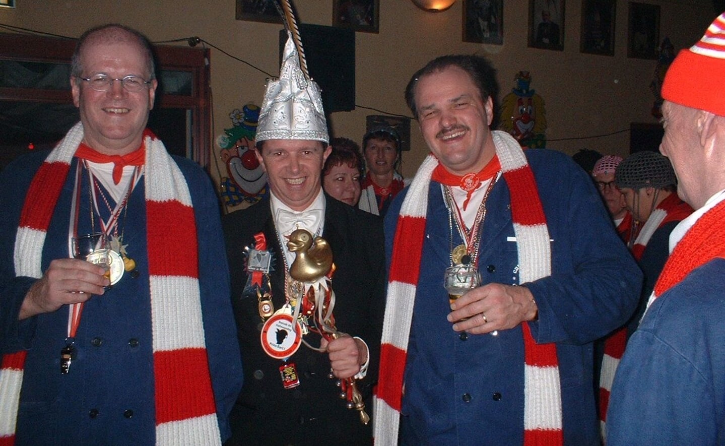 Prins Bart met Frans van den Besselaar (links) en Harrie van der Meijden van CV De Boklummels. 