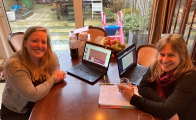 <p>Suzanne van Gompel (links) en Renate van der Linden hebben flink wat pittige vragen voor de finale van de geschiedenisquiz bedacht. (Foto: eigen collectie)</p>
