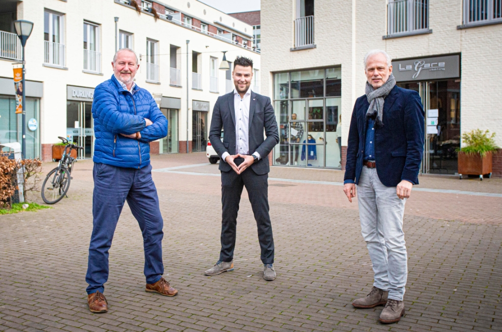 <p>Coördinator Jordy van den Boer (midden) en bestuurslid Luc Broos van het Centrummanagement werken samen met Henk van der Zee van stichting Brabants Centrum aan het onder de aandacht brengen van de centrumondernemers. (Foto: Bas van den Biggelaar).</p>