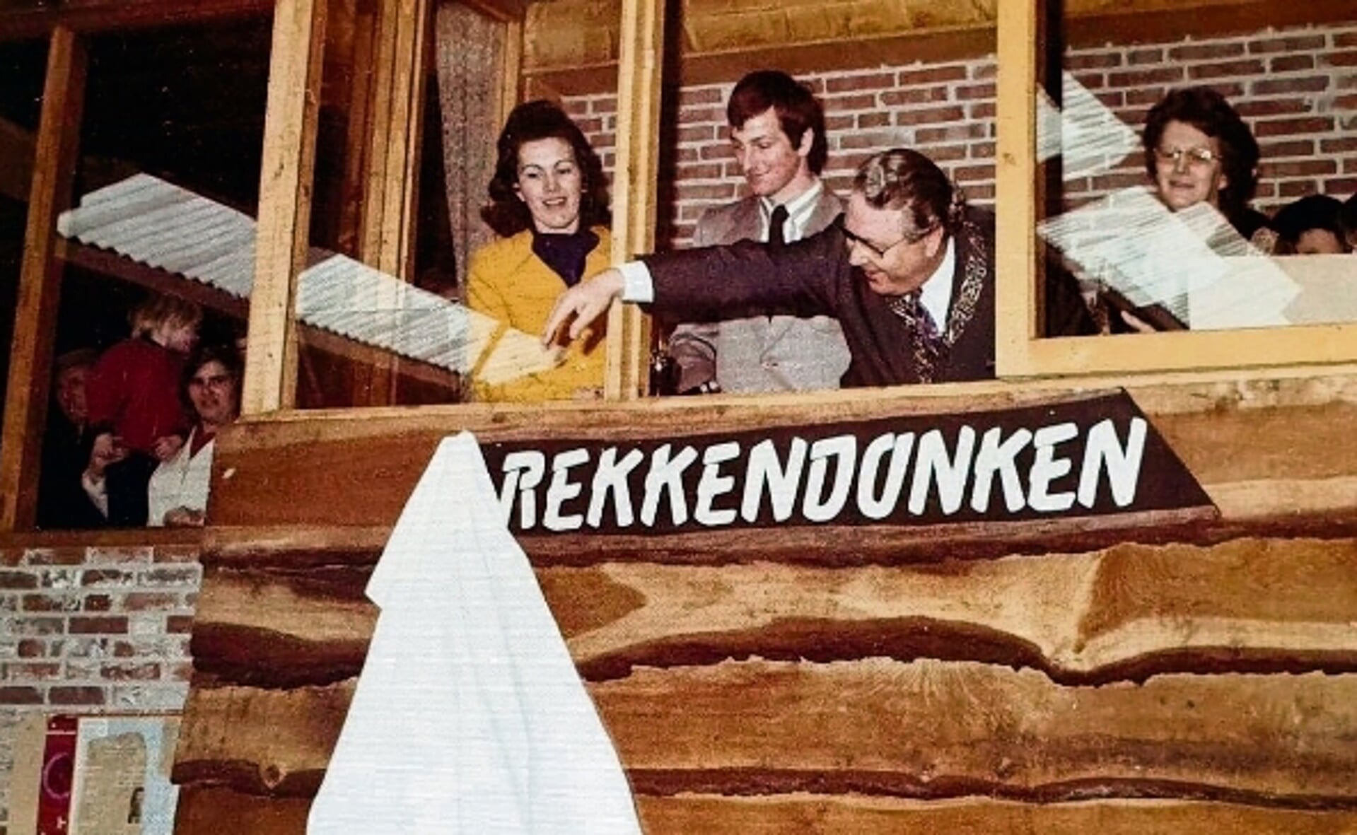 Op 31 maart 1973 openen Rien en Ria Schellekens samen met burgemeester Smits hun Manege De Rekkendonken.