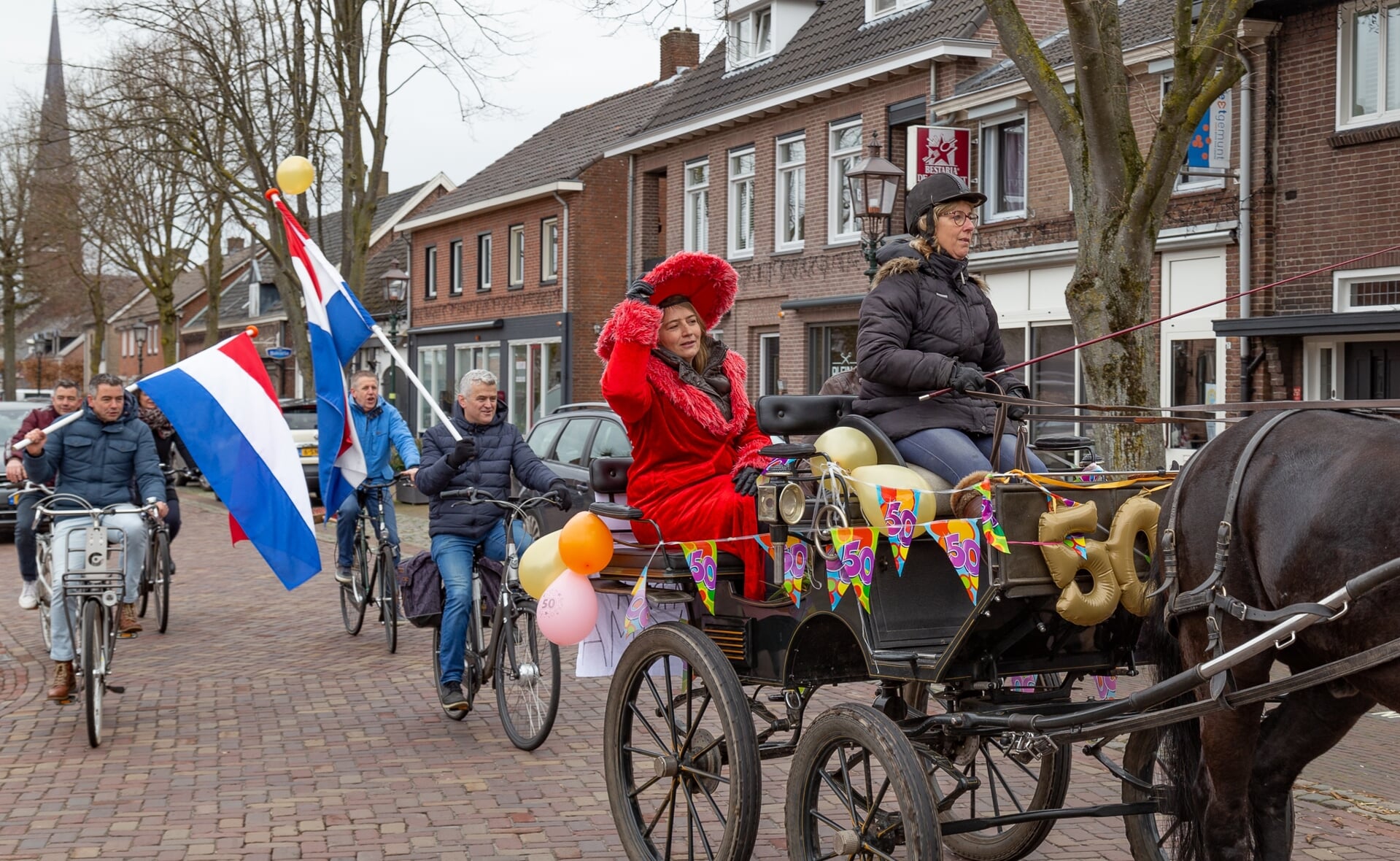 'Maxima' rijdt in een koets door Liempde. (Foto: Hans van Doorn)