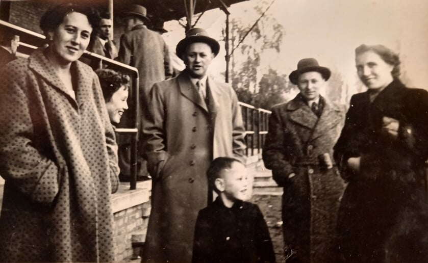 <p>VLNR: Nelly Claassen, Ria Knoops, Jo Knoops, Henk van der Burgt en Bep Knoops-Claassen. Op de voorgrond Albert Knoops. (Foto: eigen collectie).</p>
