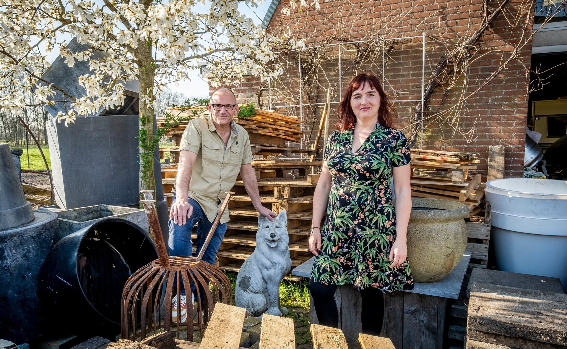 Eric van Overbeek en Mariëlle Geelen spelen in het stuk In Herinnering een vader en moeder die hun zoon hebben verloren. De voorstelling wordt gespeeld op verschillende locaties op het terrein van De Franse Eik op Tongeren. (Foto: Peter de Koning).