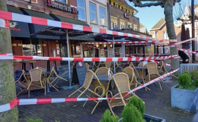De terrassen zijn met linten afgezet. Het is niet de bedoeling dat er gasten gaan zitten. De horeca-ondernemers willen een boodschap uitdragen.