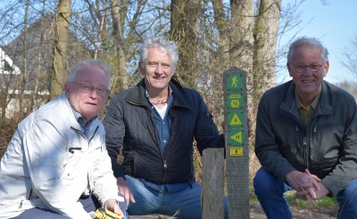<p>Secretaris Jan Spijkers (links) en voorzitter Richard Permentier (rechts) van WSV De Keistampers plaatsten maandag met Henny van den Boom van stichting BELL het gele wegwijzerbordje van de 4-dorpenroute bij knooppunt 10. (Foto: Rens van den Elsen). </p>