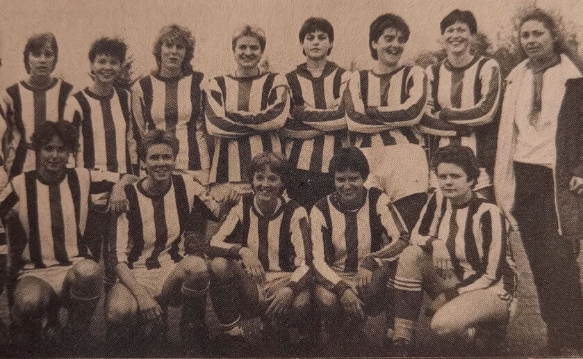 <p>Het vrouwenteam van ODC dat in 1980 kampioen werd van de hoofdklasse A. Trainer was destijds René Beijers. In 1970 had ODC voor het eerst een vrouwenelftal. (Foto: eigen collectie).</p>