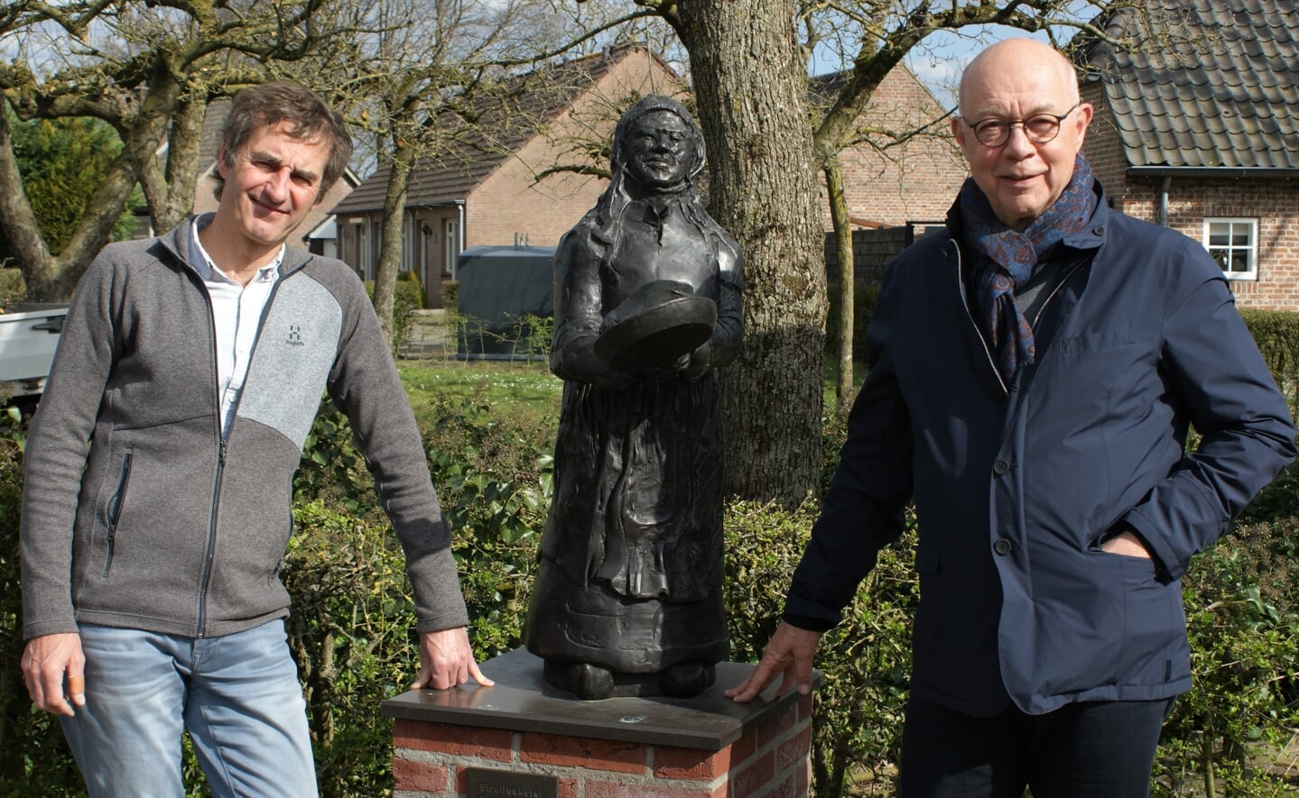 Jan van der Weijden (links) en Joep Smits poseren bij de bronzen struifbakster in Liempde. Het beeldje van kunstenaar Jan Snellaars uit Esch werd in 2012 onthuld ter gelegenheid van de 40e editie van de Boeremèrt. (Foto: Marc Cleutjens).