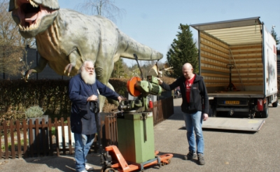 <p>Museumvrijwilliger Ko Wijnstok (links) neemt de metaalzaag van WSD-technicus Jan de Laat in ontvangst. Het gereedschap draagt bij aan de reconstructie van een uniek Diplodocus-skelet. (Foto: Marc Cleutjens).</p>
