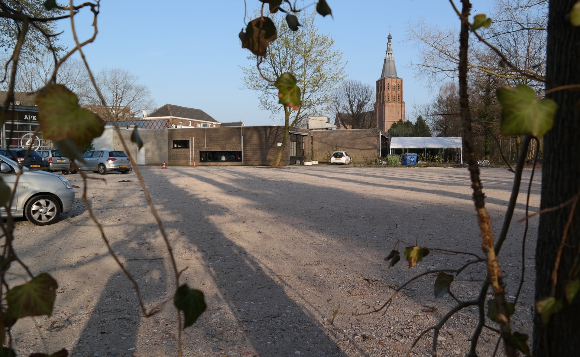 Het terrein achter garagebedrijf Van den Udenhout aan het Molenpad in Boxtel is afgelopen weken ontdaan van bosschages . Bovendien is het geëgaliseerd met gebroken puin. 