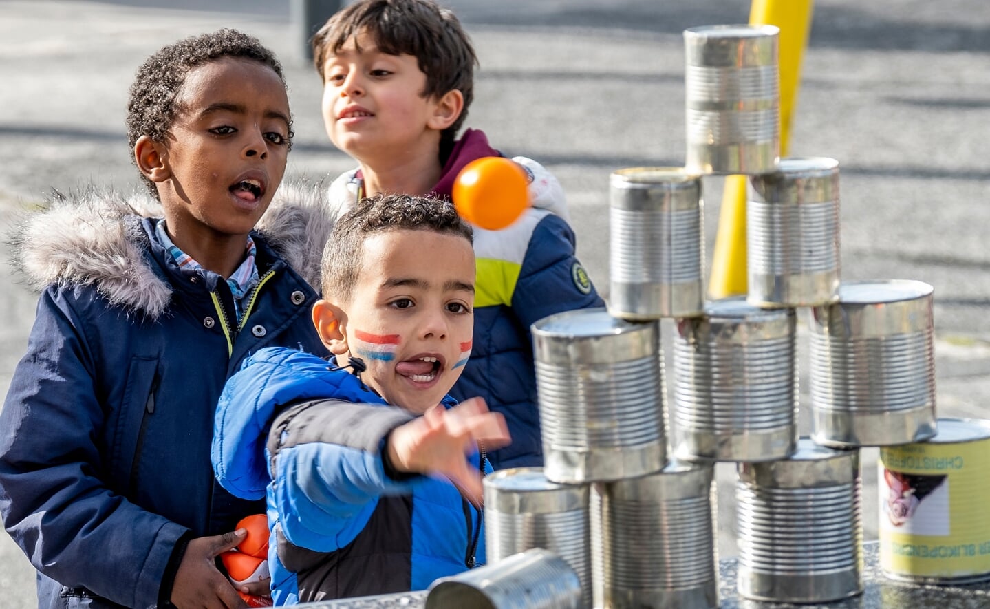 Blikgooien is een spel van alle tijden. Kinderen vinden het nog steeds leuk, dat bleek wel tijdens de Koningsspelen op de Prinses Amaliaschool. (Foto: Peter de Koning).