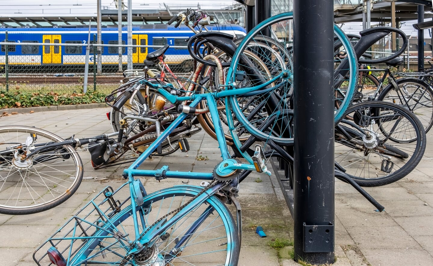 In en rond de fietsenstalling aan de Ladonkzijde van het Boxtelse NS-station zijn vernielingen aan de orde van de dag, meldt Guus Buchrhornen uit Lennisheuvel. (Foto: Peter de Koning).