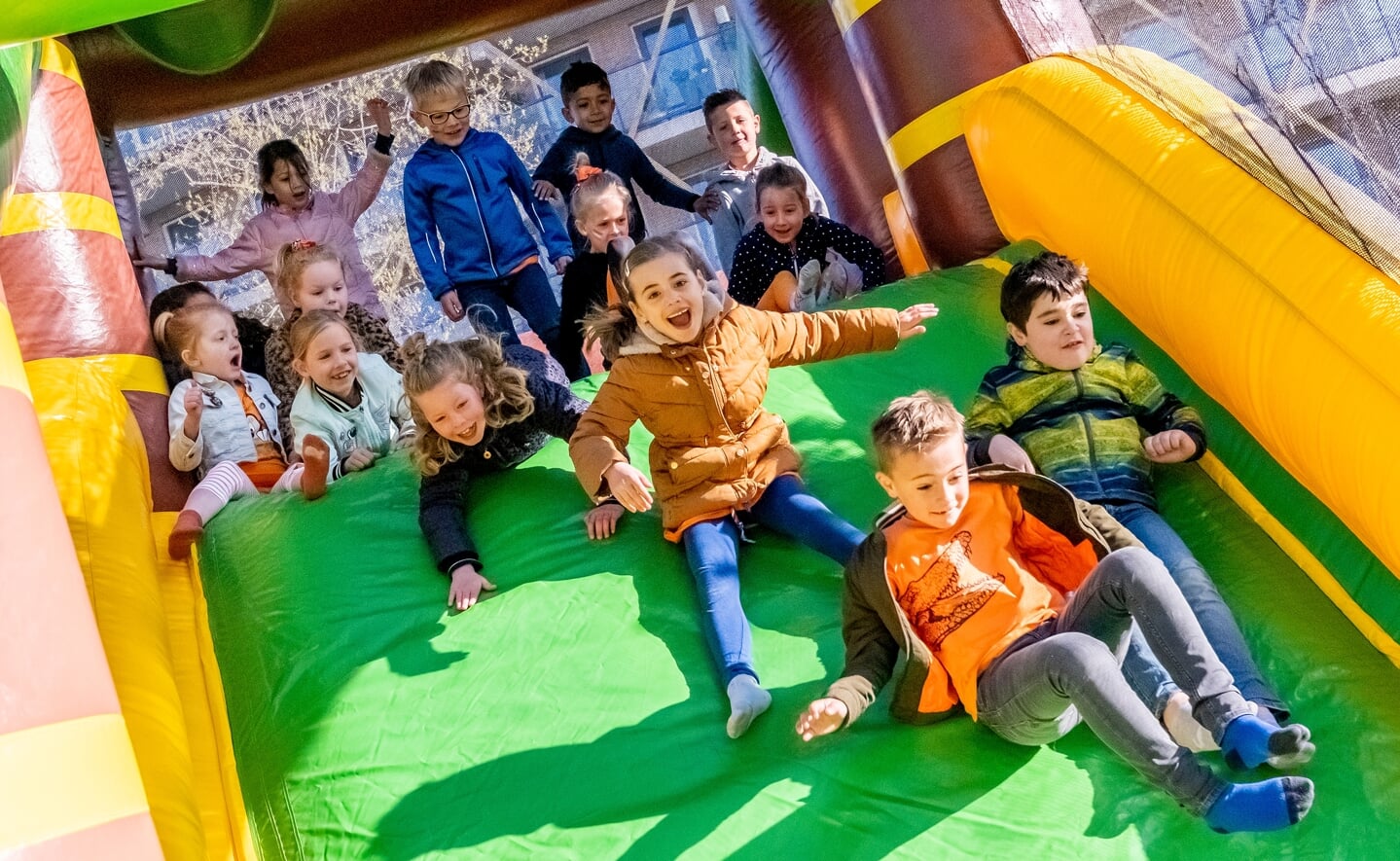 Bij De Hobbendonken hebben kinderen dolle pret op een luchtkussen. (Foto: Peter de Koning).