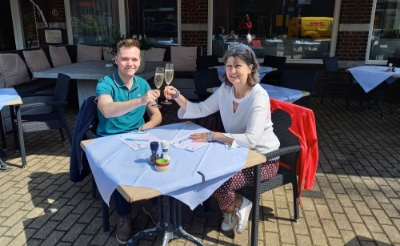 Dennis Muijtjens en Ineke Dankers heffen het glas. Ze kunnen weer een terrasje pikken.