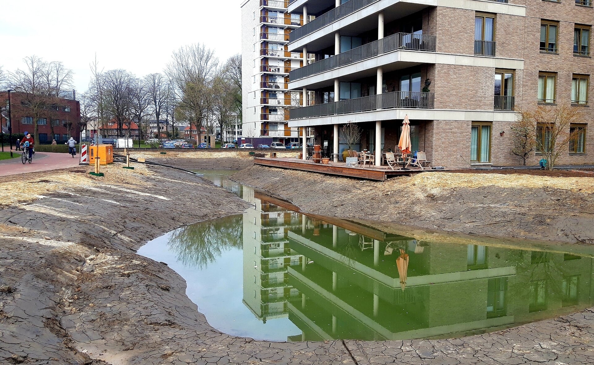 De nieuwe vijver bij Princenlant IV met links de Maastrichtsestraat. Sinds gisteren wordt er grondwater opgepompt. Vanochtend, toen deze foto werd gemaakt, was de waterspiegel al flink gestegen. (Foto: Henk van Weert).