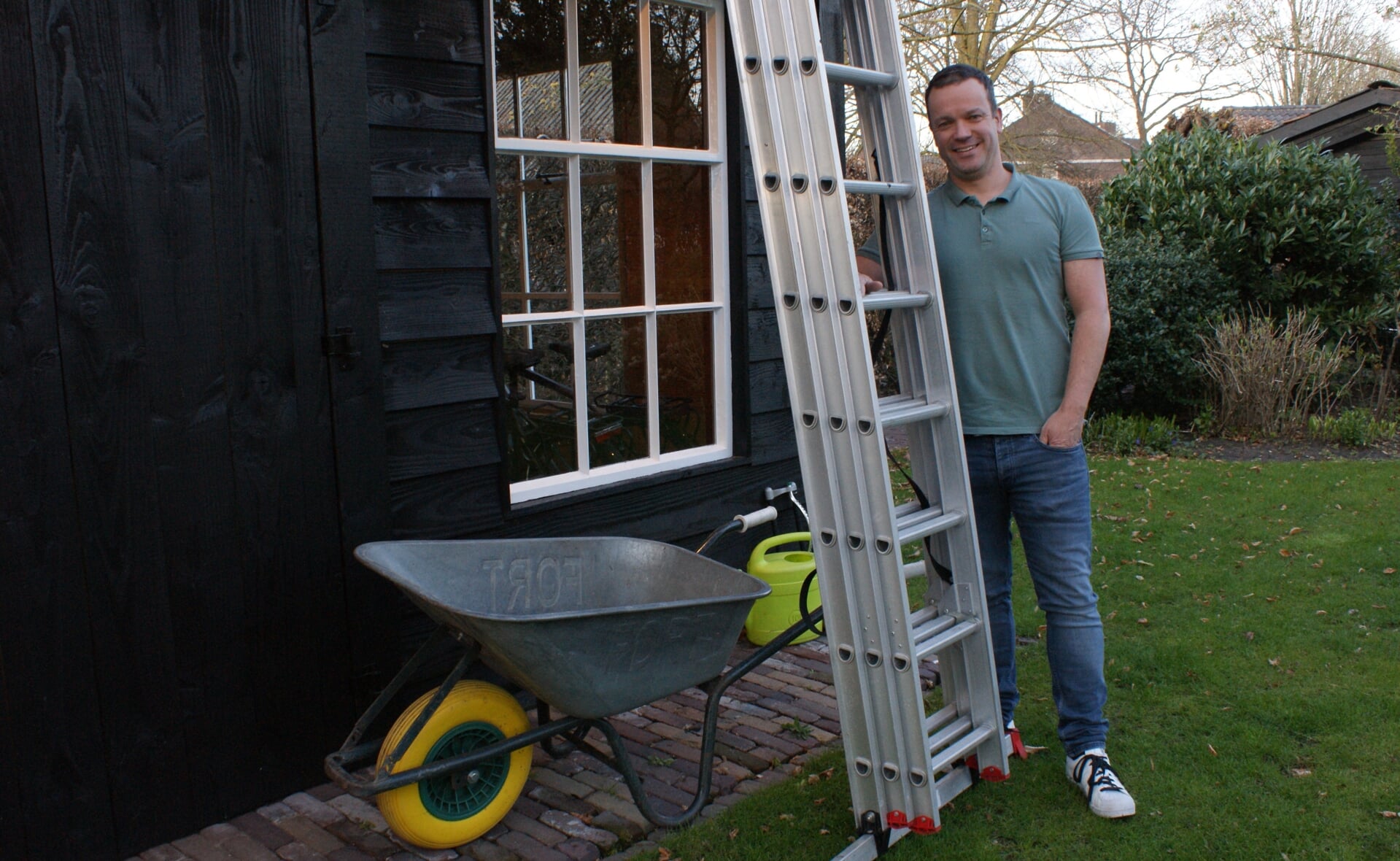 Maarten Voets poseert bij de kruiwagen en de driedelige ladder die hij onder de naam Huurman uitleent in Liempde en omgeving. Zijn initiatief kan rekenen op veel positieve reacties. (Foto: Marc Cleutjens).