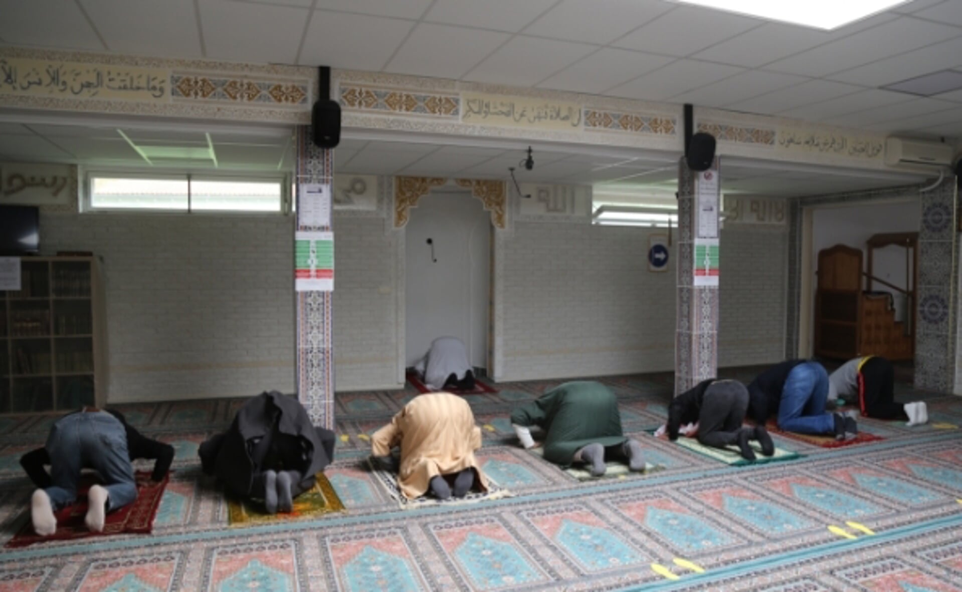 Enkele moslims bidden in de Boxtelse Al-Fath moskee.