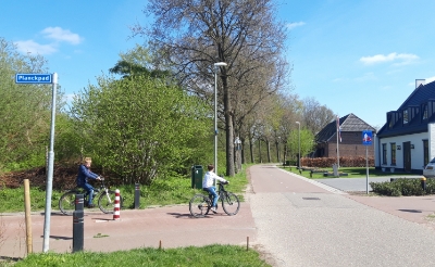 <p>Het nieuwbouwplan van woonstichting Joost moet verrijzen op het terrein van De Kleine Aarde (links op de foto). Om dit mogelijk te maken wordt het gebiedje welstandsvrij gemaakt. </p>