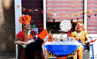 <p>'Willem en Max' aan een royaal gedekte tafel. Of zijn het toch Ingrid en François Legius? (Foto: eigen collectie).</p>
