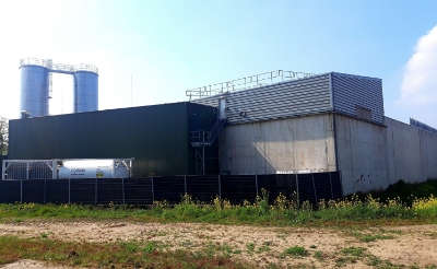 Links de nieuwe waterbuffertanks die zaterdag bij Vion zijn geplaatst. Rechts zijn de zuiveringsbassins van HydroBusiness zichtbaar.