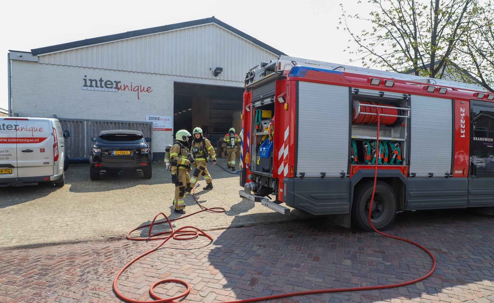 De brandweer blust een brand bij interieurbedrijf InterUnique in Liempde. (Foto: Remco Rooijakkers).