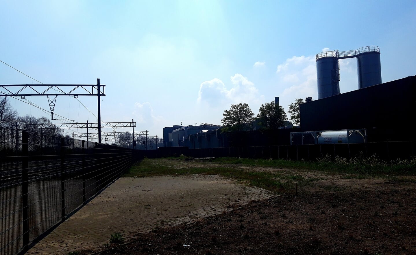 Afgelopen zaterdag op het terrein van varkensslachterij Vion twee ruim achttien meter hoge silo's geplaatst. Ze vormen een buffer voor de aanvoer te zuiveren afvalwater. De foto is genomen op het terrein tussen zuiveringsbedrijf HydroBusiness aan de Van Salmstraat en de spoorlijn Boxtel-Best. 