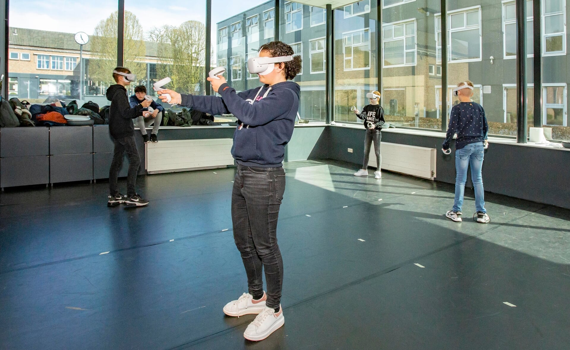 Havo-brugklassers van het Jacob-Roelandslyceum kregen maandagochtend gymles met behulp van een Virtually Reality-bril. (Foto: Bas van den Biggelaar). 