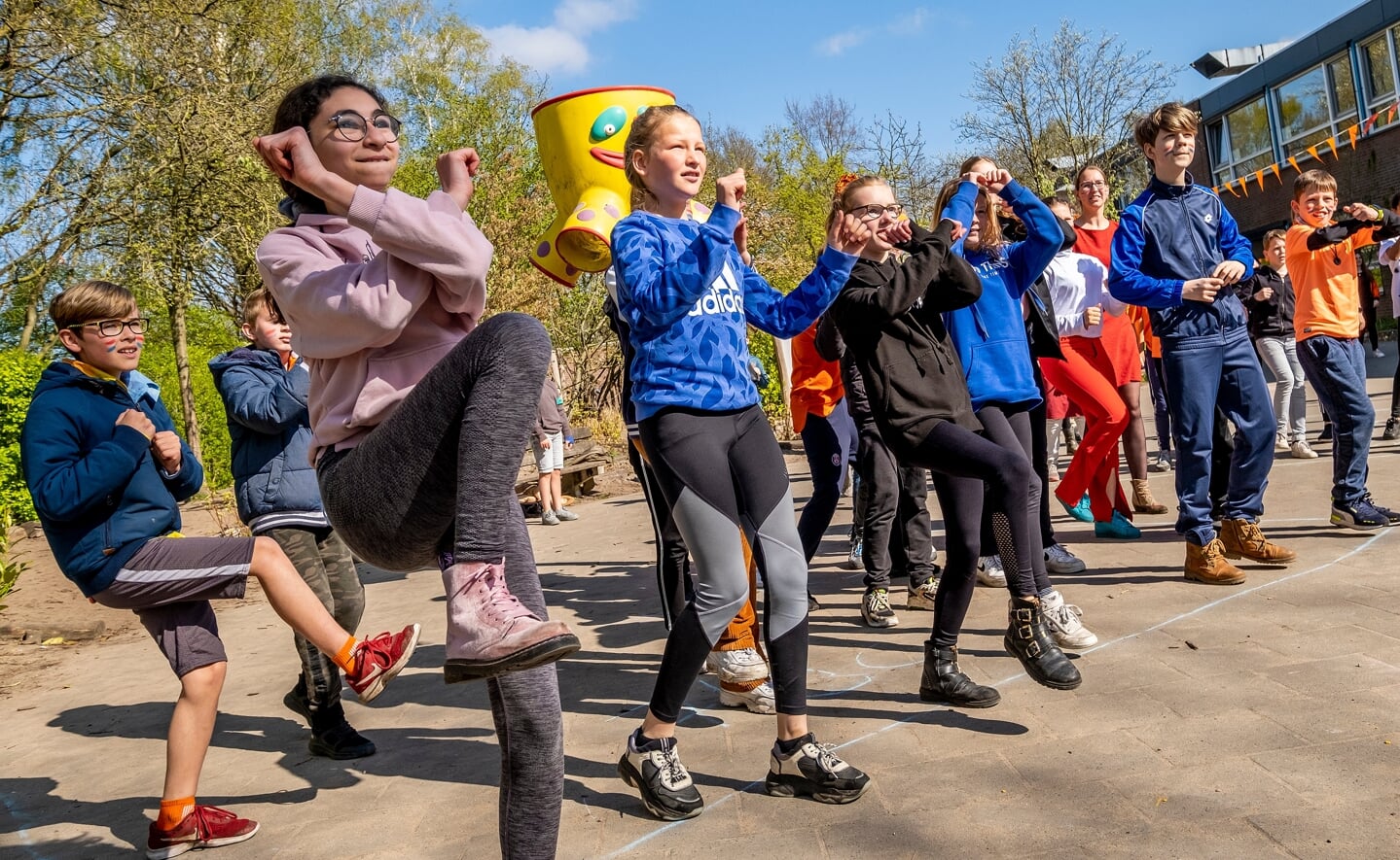 Wat is er feestelijker dan dansen in de lentezon? De groepen zeven en acht van De Spelelier doen enthousiast mee. (Foto: Peter de Koning).