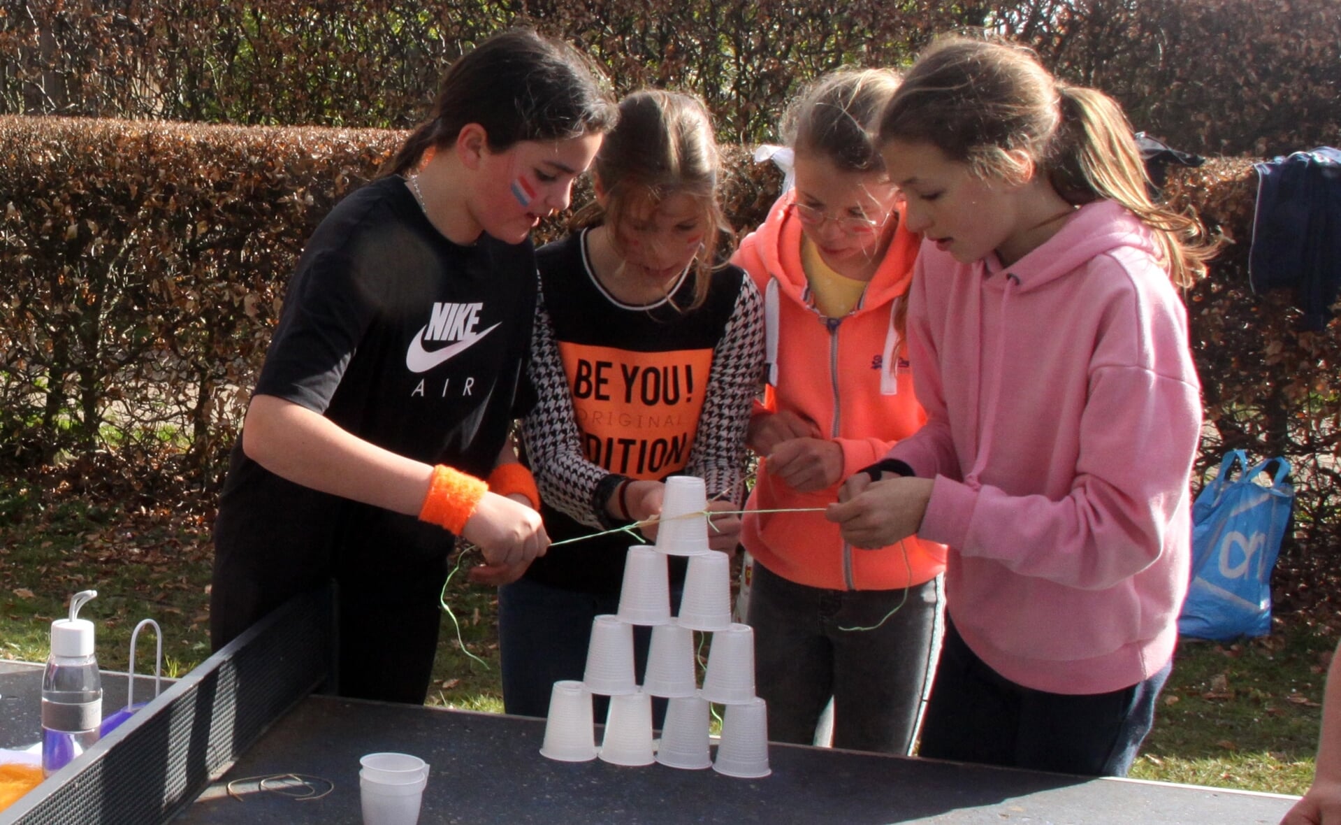 In Liempde bouwden kinderen een 'piramide' van plastic bekertjes. (Foto: Gerard Schalkx).