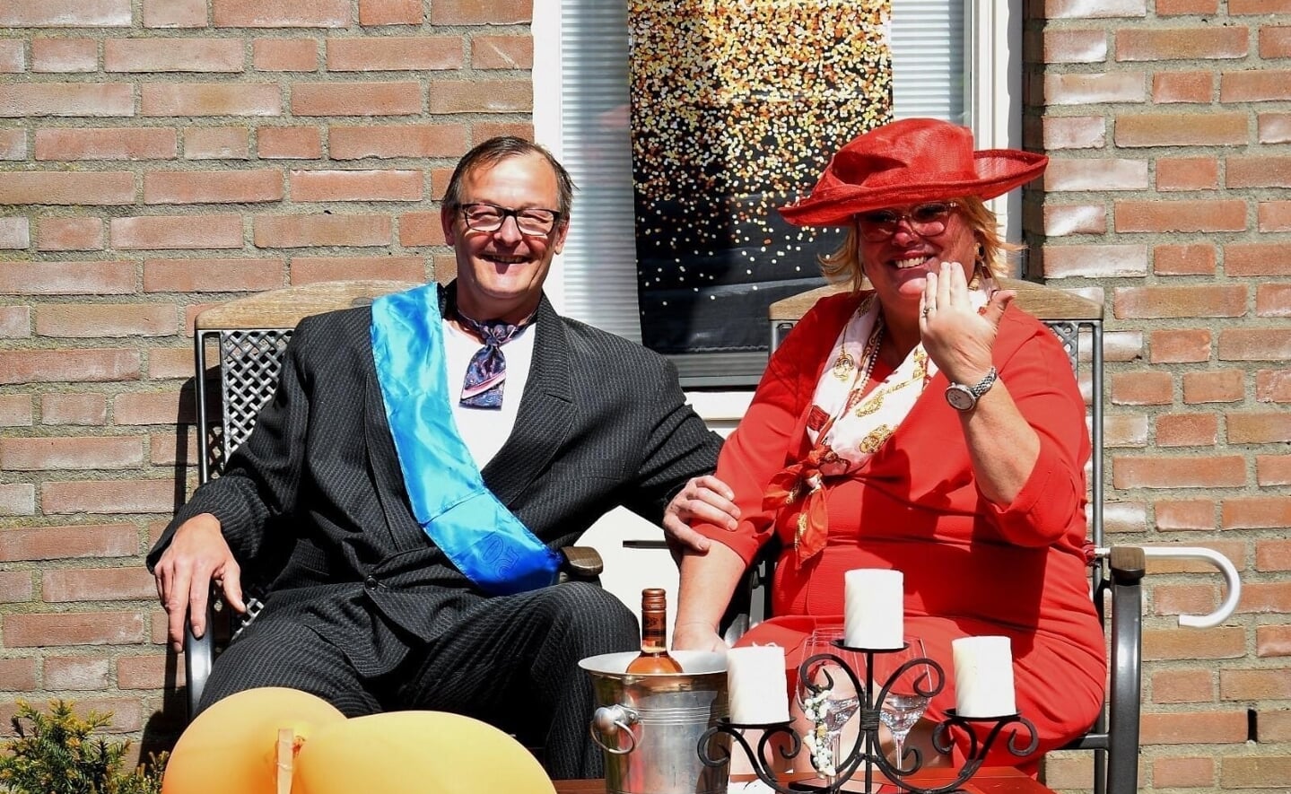 Nadja van Dinther en haar man in koninklijke kledij. Hun foto werd beloond met een prijs. (Foto: eigen collectie)
