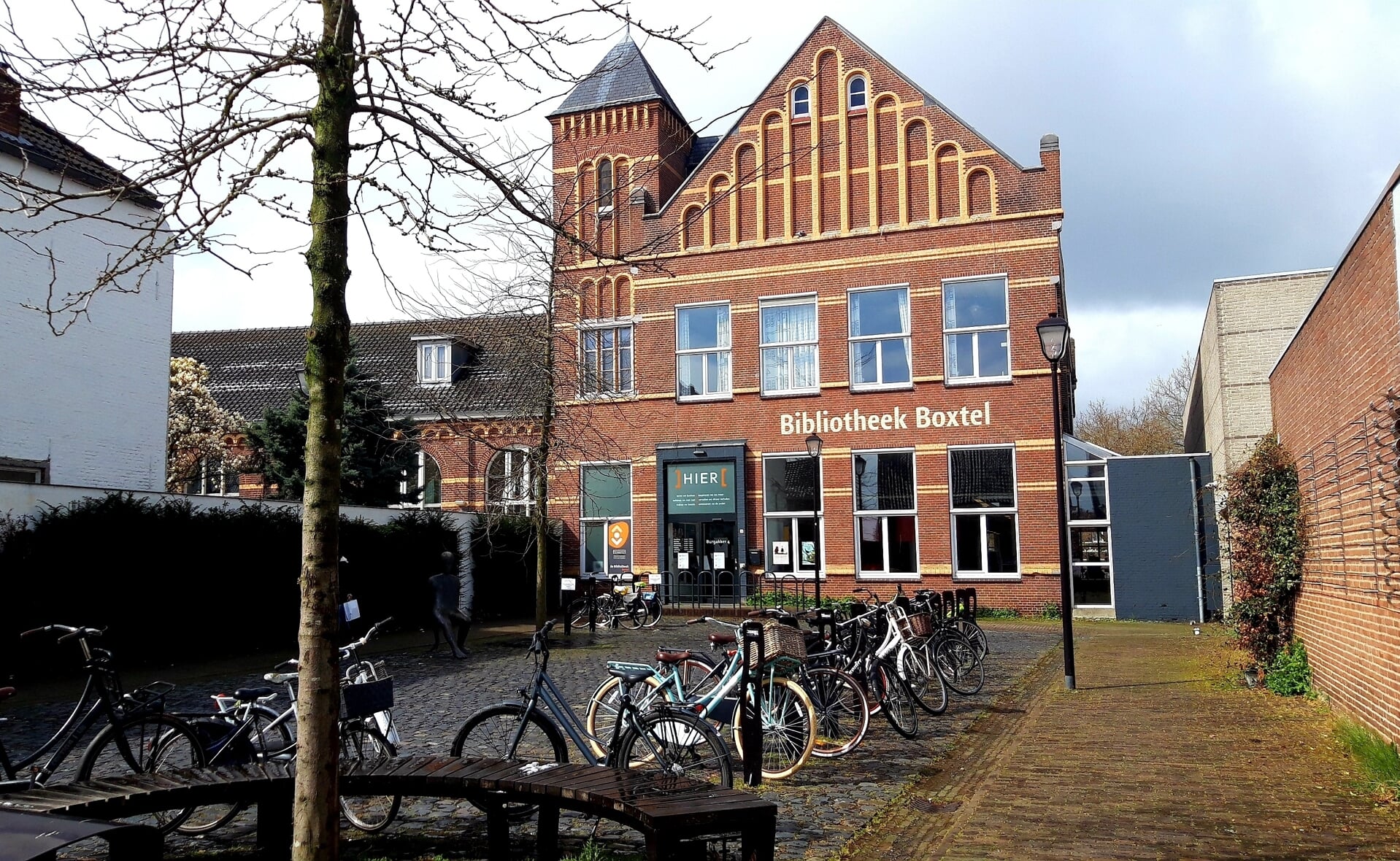 Bibliotheek Boxtel is gevestigd in een monumentaal pand aan de Burgakker. 
