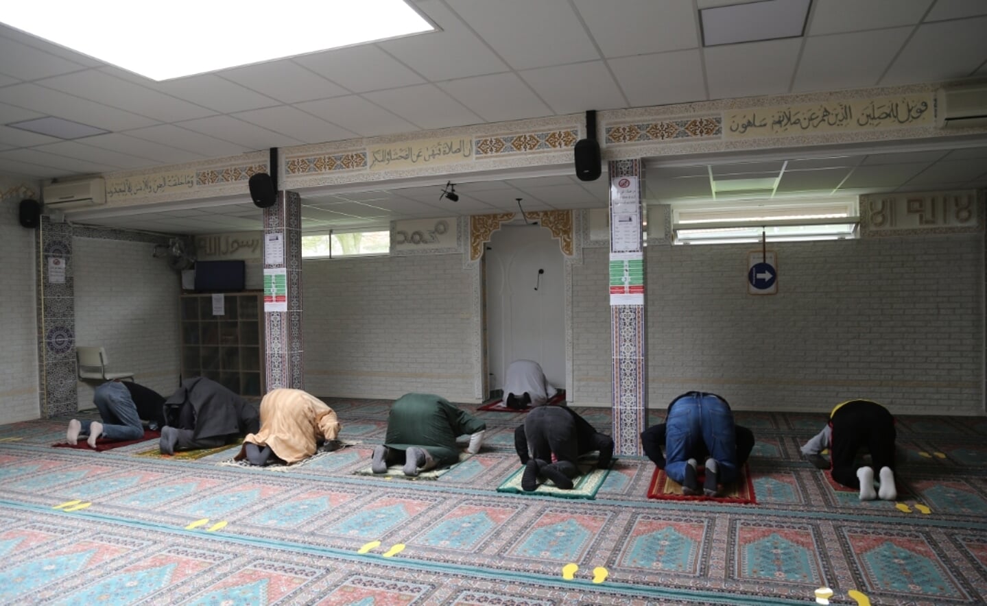 Enkele moslims bidden in de Boxtelse Al-Fath moskee.