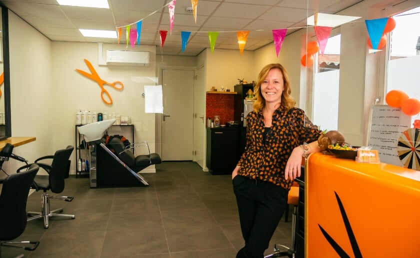 <p>Janneke Heus viert haar koperen jubileum in haar eigen kapsalon aan de Boxtelseweg in Liempde. (Foto: Sven Langeberg).</p>
