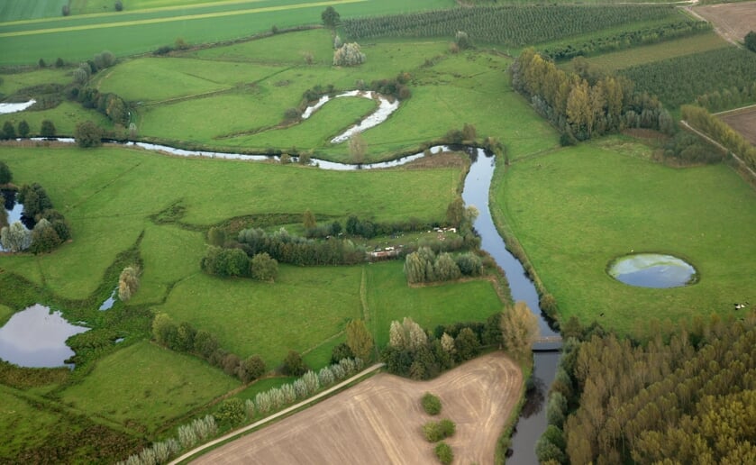 <p>De rivier de Dommel met haar meanders ter hoogte van de Herscheweg bij de fietsbrug. Foto: Ben Vervoort.</p>